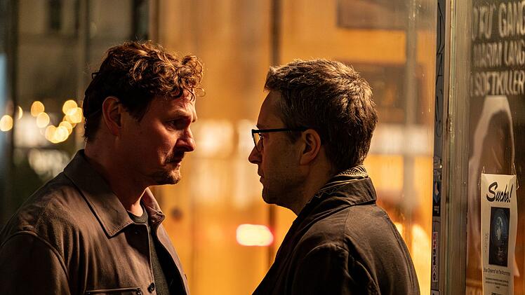 Oliver Gerg (Shenja Lacher, links) n&auml;hert sich seinem Ex-Partner Sascha Hettfeld (Adrian Topol) in dessen Plattenladen wieder an.