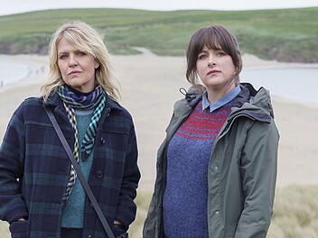 DI Ruth Calder (Ashley Jensen, links) und DI Alison "Tosh" McIntosh (Alison O'Donnell) ermitteln in ihrem zweiten gemeinsamen Fall nach dem Verschwinden einer Familie.