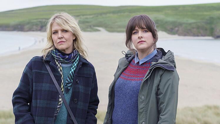 DI Ruth Calder (Ashley Jensen, links) und DI Alison "Tosh" McIntosh (Alison O'Donnell) ermitteln in ihrem zweiten gemeinsamen Fall nach dem Verschwinden einer Familie.
