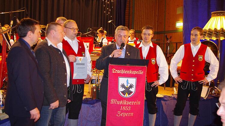 Ehrung beim Musikverein Zeyern. Alexander Stadter erhielt für seine 20-jährige Musikertätigkeit die silberne Ehrennadel mit Urkunde. Das Bild zeigt (von links): Marktrodachs Bürgermeister Norbert Gräbner, Ehrenvorsitzenden Manfred Springer, Alexander Stadter, NBMB-Kreisvorsitzenden Wolfgang Müller, Spielleiter Tobias Partheymüller sowie Dirigent Florian Unkauf.