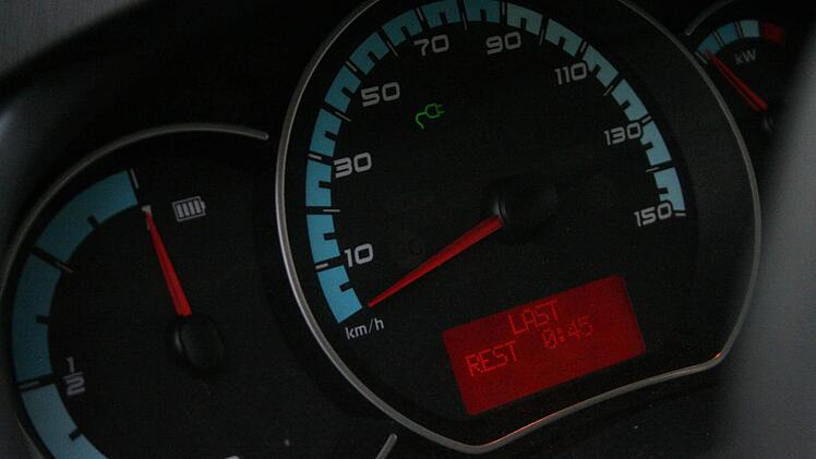 Die Anzeigen im Cockpit des E-Fahrzeugs. Foto: Sabine Paulus