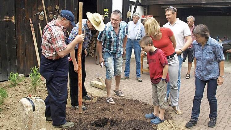 Wie Feldgeschworene einen Stein setzen, zeigten Rottershäuser Siebener beim Heimatfest 2013. Fotos: Stefan Geiger