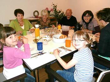Die Jungs und Mädchen des Kiga St. Anna Teuschnitz hatten viel Spaß beim Gute-Laune-Frühstück in Kooperation mit dem Senioren-Projekt "In der Heimat wohnen". Foto: Heike Schülein