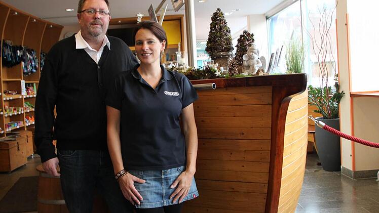 Kapitän an Bord: Marketing-Chef Norbert Schneider und Heike Bauer.