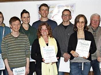 Die geehrten Mitglieder und Übungsleiter mit dem Vorsitzenden Gerhard Fleißner (links) und dem stellvertretenden Vorsitzenden Hubertus Volk (rechts) Foto: Astrid Hess