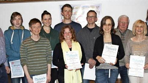 Die geehrten Mitglieder und Übungsleiter mit dem Vorsitzenden Gerhard Fleißner (links) und dem stellvertretenden Vorsitzenden Hubertus Volk (rechts) Foto: Astrid Hess