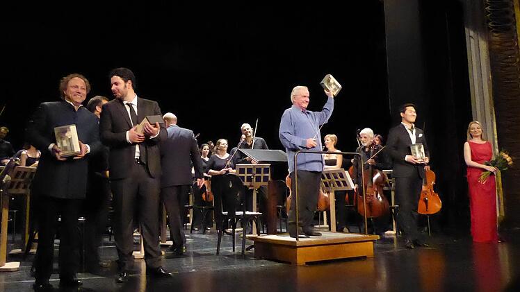 Das "elisir d'amore" ist überreicht: Daniel Kotlinski, Antonio Poli, Claudio Desderi und Sung Min Song. Nur Julia Novikova bekam Blumen. Foto: Ahnert