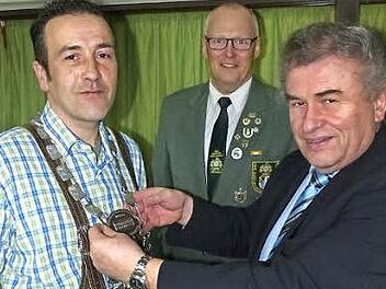 Bürgermeister Siegfried Beyer (rechts) schmückt den neuen Pressecker Marktkönig Stephan Bodenschatz mit der Königskette; mit im Bild Erster Schützenmeister Frank Wunner.  Foto: Klaus-Peter Wulf