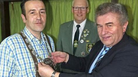 Bürgermeister Siegfried Beyer (rechts) schmückt den neuen Pressecker Marktkönig Stephan Bodenschatz mit der Königskette; mit im Bild Erster Schützenmeister Frank Wunner.  Foto: Klaus-Peter Wulf