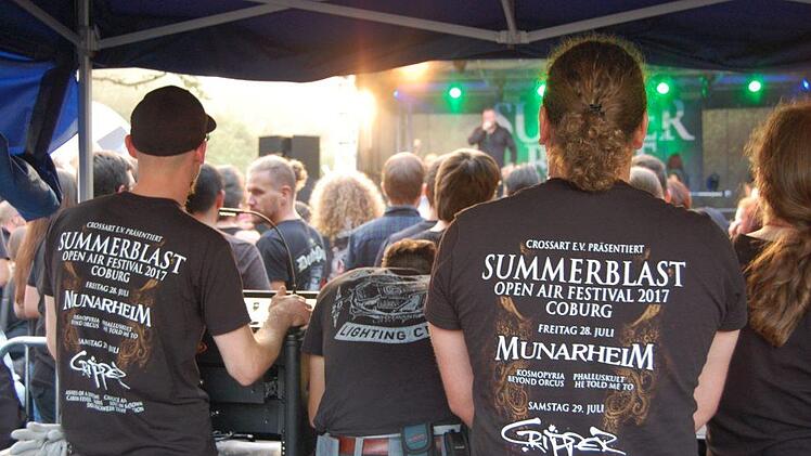 Die extra produzierten Festivalshirts fanden unter den Besuchern reißenden Absatz.Foto: Rolf Krebs