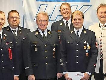 Markus Rieger aus Küps (links) und Christian Höfner (5. von links) wurden für ihr Engagement in ihren Feuerwehren geehrt. Mit im Bild Kreisbrandmeister Dirk Raupach (Zweiter von links), Joachim Ranzenberger (Dritter von links), Kreisbrandinspektor Harald Schnappauf (Dritter von rechts) und Landrat Klaus Löffler (rechts). Fotos: Veronika Schadeck