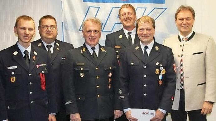 Markus Rieger aus Küps (links) und Christian Höfner (5. von links) wurden für ihr Engagement in ihren Feuerwehren geehrt. Mit im Bild Kreisbrandmeister Dirk Raupach (Zweiter von links), Joachim Ranzenberger (Dritter von links), Kreisbrandinspektor Harald Schnappauf (Dritter von rechts) und Landrat Klaus Löffler (rechts). Fotos: Veronika Schadeck