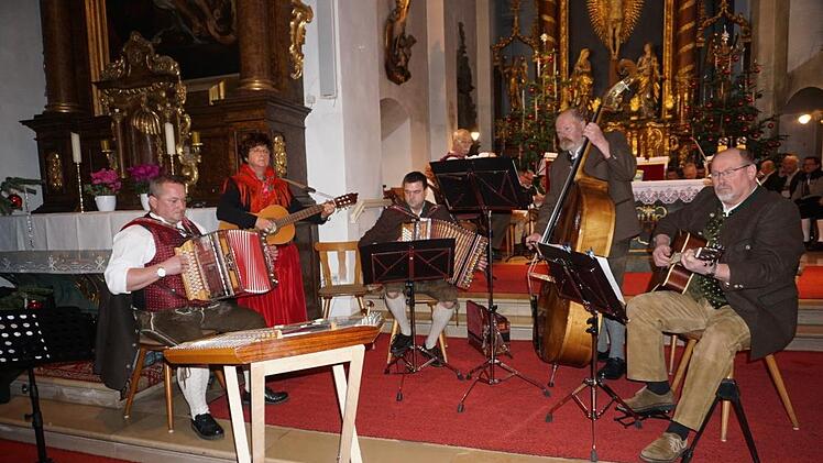 Die Hoibüche Muisig aus Gefäll ist seit viele Jahren beim Weihnachtskonzert in der Klosterkirche am Kreuzberg mit dabei.
