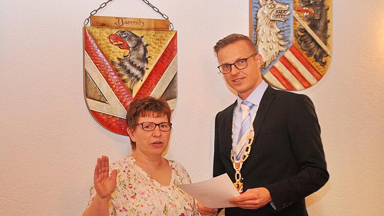Bürgermeister Holger Bezold vereidigt die neue Gemeinderätin Christine Fuchs. Foto: Karl Heinz Wirth
