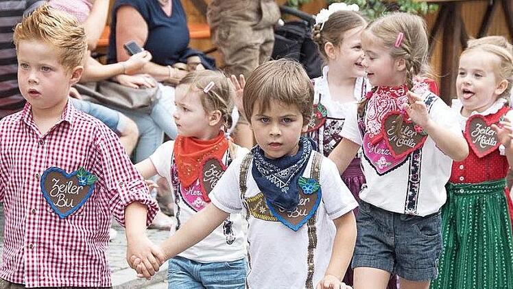 Der Nachwuchs präsentiert sich: Auch ein Kinderfestzug gehört zum Programm des Zeiler Weinfestes. Foto: privat