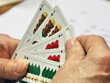 Schafkopf statt Schießen: zum traditionellen Turnier der königlich -privilegierten Schützengesellschaft Münnerstadt kamen vier Frauen und 56 Männer ins  Schützenhaus und spielten vier  Stunden lang. Dieter Britz