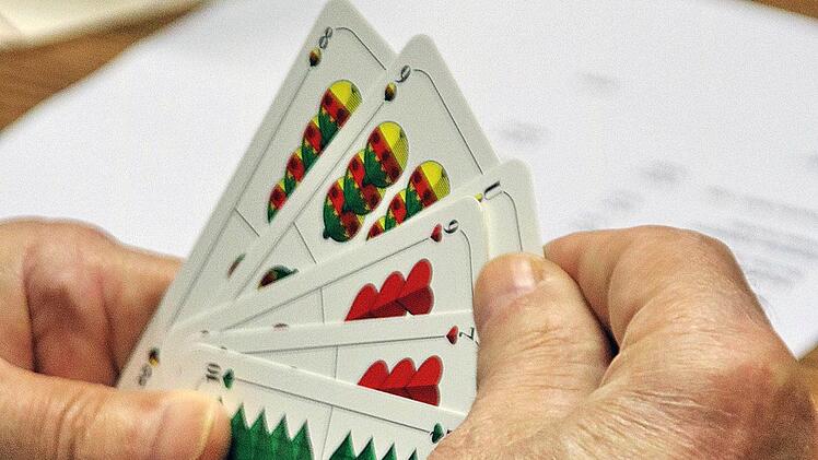 Schafkopf statt Schießen: zum traditionellen Turnier der königlich -privilegierten Schützengesellschaft Münnerstadt kamen vier Frauen und 56 Männer ins  Schützenhaus und spielten vier  Stunden lang. Dieter Britz