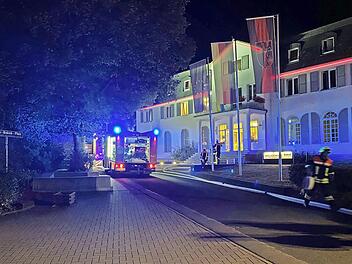 In der Nacht zum Sonntag wurden die st&auml;dtischen Feuerwehren zu einem Brand am Heiligenhof gerufen.