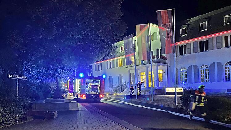 In der Nacht zum Sonntag wurden die st&auml;dtischen Feuerwehren zu einem Brand am Heiligenhof gerufen.