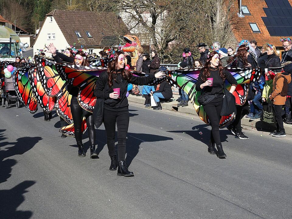Buntes Faschingstreiben lockte tausende Besucher an.