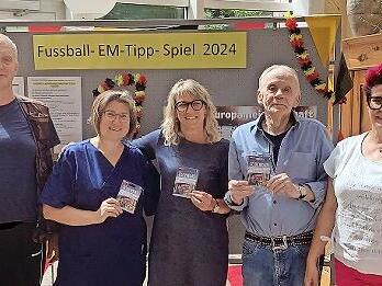 Die Gewinnerin Anja Henkel (Mitte) und die Bestplatzierten (weiter von links) J&uuml;rgen Vormwald, Elvira Bengart und Bernhard Fr&ouml;hlich, die die meisten Ergebnisse richtig voraussagten, erhielten von Pflegedienstleiterin Kerstin Kolosser jeweils einen...