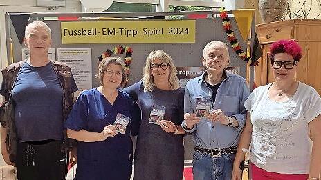 Die Gewinnerin Anja Henkel (Mitte) und die Bestplatzierten (weiter von links) Jürgen Vormwald, Elvira Bengart und Bernhard Fröhlich, die die meisten Ergebnisse richtig voraussagten, erhielten von Pflegedienstleiterin Kerstin Kolosser jeweils einen...
