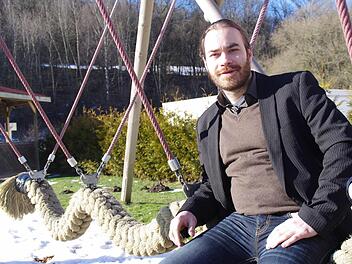 Sebastian Görtler soll das "Kind" schaukeln. Er will das Jugendrotkreuz im Landkreis Kronach als neuer Leiter der Jugendarbeit erfolgreich durch eine Umbruchphase führen. Foto: Marco Meißner