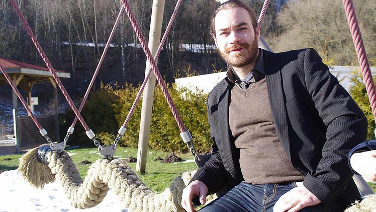 Sebastian Görtler soll das "Kind" schaukeln. Er will das Jugendrotkreuz im Landkreis Kronach als neuer Leiter der Jugendarbeit erfolgreich durch eine Umbruchphase führen. Foto: Marco Meißner