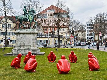 Mitte April waren sie für wenige Stunden schon einmal am Schönleinsplatz zu sehen: Ab 8. Juni sind die Fiberglas-Figuren von Wang Shugang mehrere Wochen da. Fotos: Ronald Rinklef