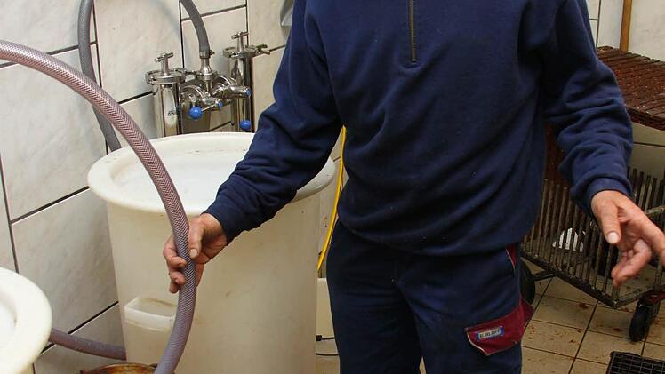 Florian Geier hat eigene Bottiche zum Abfüllen mitgebracht.