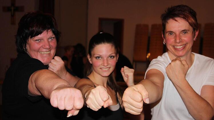 Jeder Schlag ein Treffer: "Piloxing fordert einen richtig", sind sich Angelika (52), Jacqueline (20) und Carmen (45) einig. "Aber es ist super!"