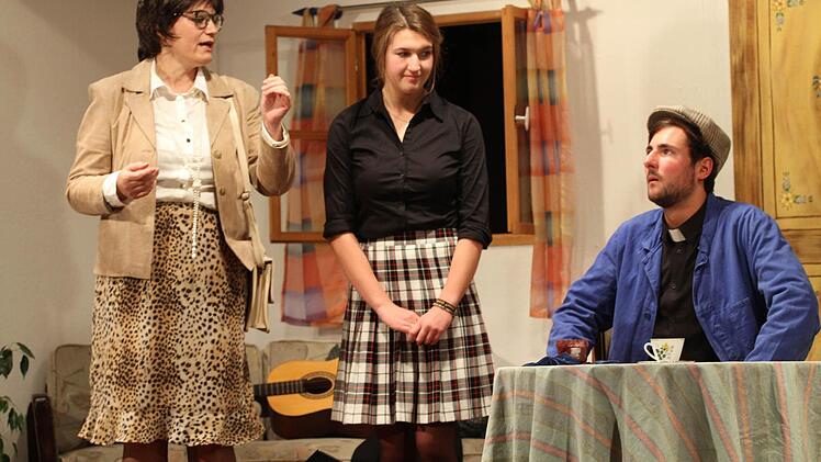 Von links: Pfarrgemeinderatsvorsitzende Elfriede Engel (Gitti Templin) möchte ihre Nichte Uschi Engel (Nina Lutter) als Nonne ins Kloster bringen. Pfarrer Alfons (Philipp Gernlein) soll ihr dabei helfen.