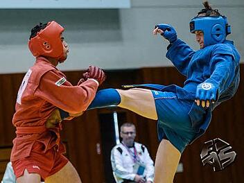 Ein harter Kampf: Der Arnshäuser Philipp Graf (rechts) zog sich gut aus der Affäre gegen den Turkmenen und späteren Vizeweltmeister Niyazmyrat Shakhmuradov. Im Hintergrund: Albert Köpplin. Foto: Thomas Heinrich