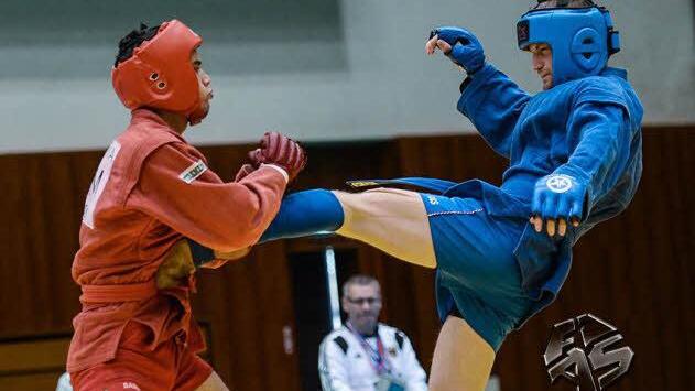 Ein harter Kampf: Der Arnshäuser Philipp Graf (rechts) zog sich gut aus der Affäre gegen den Turkmenen und späteren Vizeweltmeister Niyazmyrat Shakhmuradov. Im Hintergrund: Albert Köpplin. Foto: Thomas Heinrich