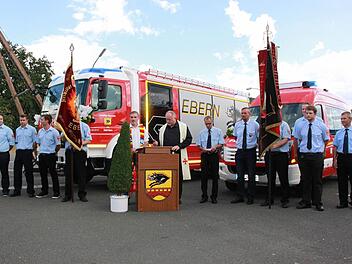Feierliche Fahrzeugsegnung bei der Feuerwehr Ebern. Mit den beiden Neuanschaffungen ist es nach Meinung der Feuerwehr nicht getan. Foto: Katharina Becht