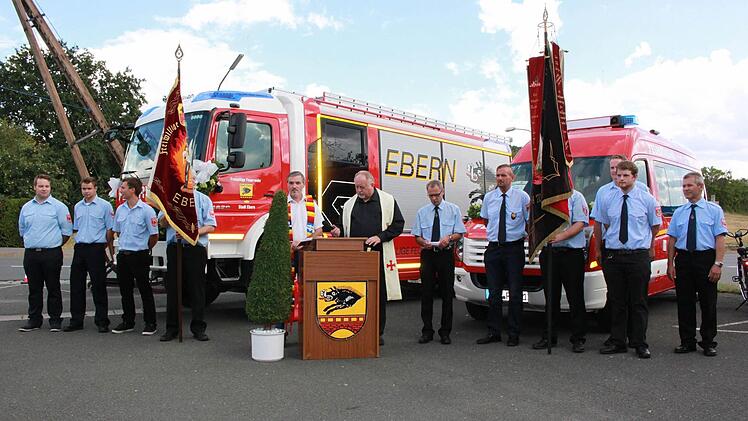 Feierliche Fahrzeugsegnung bei der Feuerwehr Ebern. Mit den beiden Neuanschaffungen ist es nach Meinung der Feuerwehr nicht getan. Foto: Katharina Becht