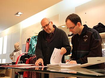 Gerhard Fläschner und sein Sohn Sebastian sorgen dafür, dass das Modegeschäft läuft.  Foto: Ulrike Müller