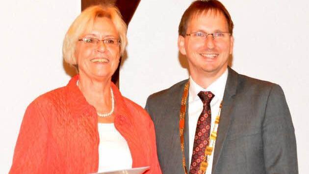 Susanne Kastner (links) erfuhr eine Ehrung für ihren inzwischen 25 jahre währenden Einsatz in Rumänien. Foto: Schmidt