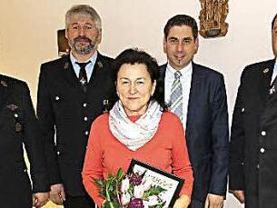 Fahnenbraut Anni Birkner wurde für 40-jährige Mitgliedschaft ausgezeichnet. Mit im Bild Bürgermeister Gunselmann, Vorsitzender Fischer (2.v.l.), Kommandant Stillkerich (r.) und Adjudant Bergmann (l.)