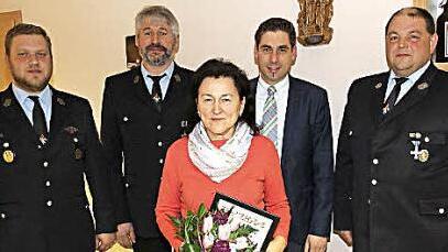 Fahnenbraut Anni Birkner wurde für 40-jährige Mitgliedschaft ausgezeichnet. Mit im Bild Bürgermeister Gunselmann, Vorsitzender Fischer (2.v.l.), Kommandant Stillkerich (r.) und Adjudant Bergmann (l.)