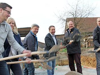 Sie freuen sich über das Dorfgemeinschaftshaus (von links): der Sprecher der Dorfgemeinschaft, Tobias Ernst, Bauamtsleiterin Katja Wich, Bauunternehmer Stefan Pfadenhauer, Bürgermeister Norbert Gräbner, der Projektleiter vom Amt für ländliche Entwicklung, Werner Bauer und Planer Thomas Kleylein. Foto: Veronika Schadeck