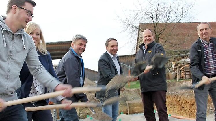 Sie freuen sich über das Dorfgemeinschaftshaus (von links): der Sprecher der Dorfgemeinschaft, Tobias Ernst, Bauamtsleiterin Katja Wich, Bauunternehmer Stefan Pfadenhauer, Bürgermeister Norbert Gräbner, der Projektleiter vom Amt für ländliche Entwicklung, Werner Bauer und Planer Thomas Kleylein. Foto: Veronika Schadeck