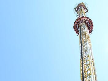 Der Freefalltower "Hangover" ist 2017 zum ersten Mal auf der Bergkirchweih in Erlangen. Foto: Christian Bauriedel
