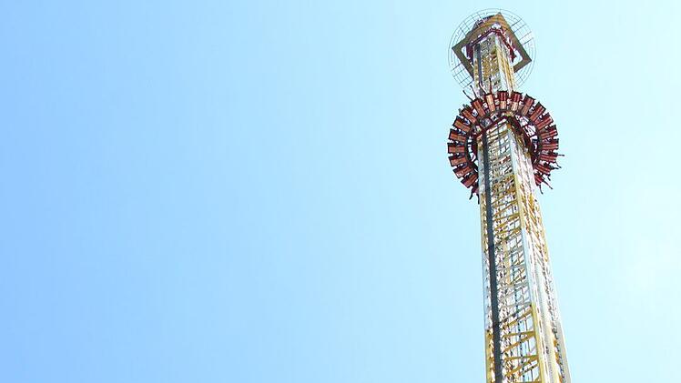 Der Freefalltower "Hangover" ist 2017 zum ersten Mal auf der Bergkirchweih in Erlangen. Foto: Christian Bauriedel