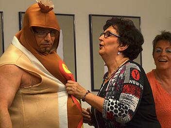 2016 führte die Waldfensterer Theatergruppe die Komödie "Die Nacht der Nächte" von Regina Rösch auf. Gerhard Schlereth (links) schlüpfte dabei auch in ein Würstchenkostüm. Margot Eckert spielte seine Frau. Ein Klamauk, von dem jetzt viele Theaterbesucher profitieren. Fotos: Kathrin Kupka-Hahn