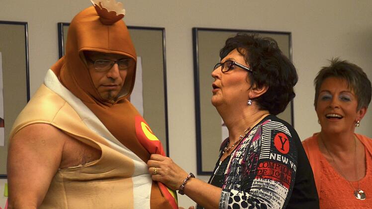 2016 führte die Waldfensterer Theatergruppe die Komödie "Die Nacht der Nächte" von Regina Rösch auf. Gerhard Schlereth (links) schlüpfte dabei auch in ein Würstchenkostüm. Margot Eckert spielte seine Frau. Ein Klamauk, von dem jetzt viele Theaterbesucher profitieren. Fotos: Kathrin Kupka-Hahn