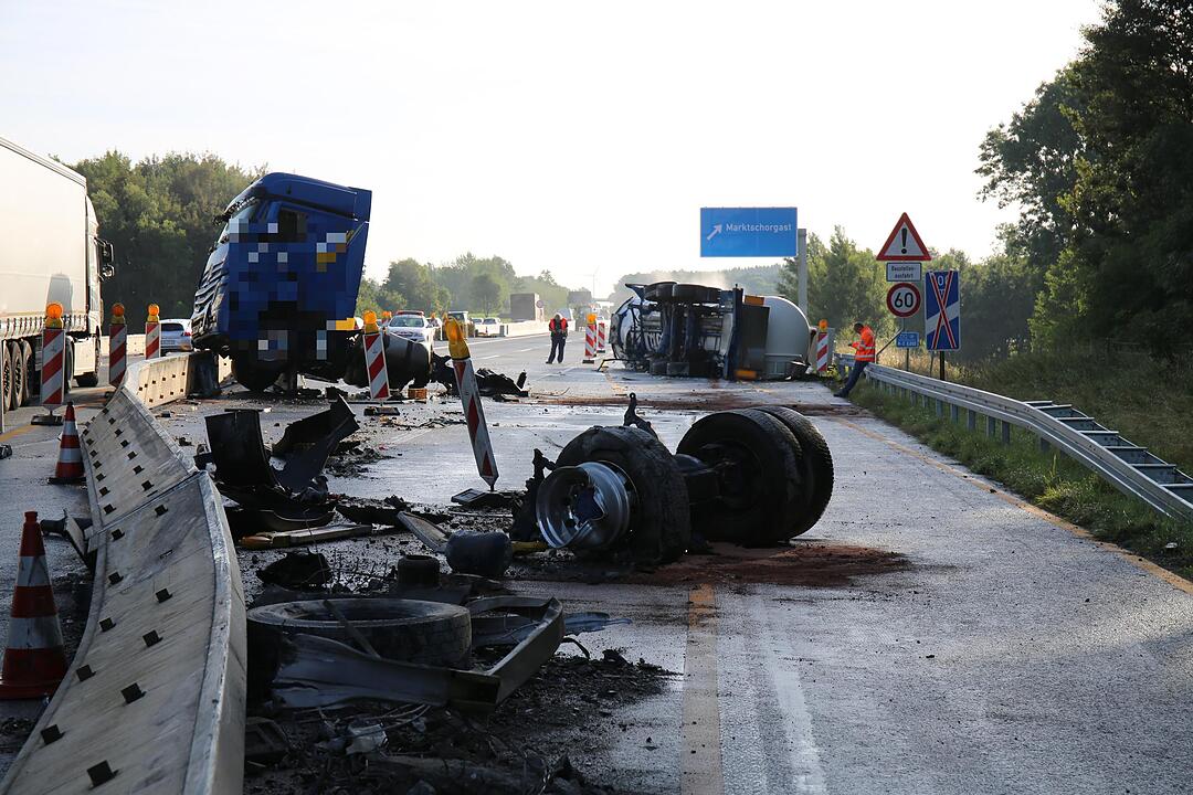 Unfall auf A9: Sattelzug prallt gegen Baustelle