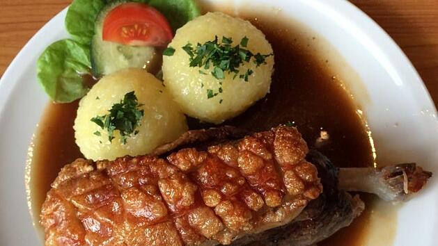 Die Schweineschulter hei&szlig;t in Bamberg "Sch&auml;uferla" und geh&ouml;rt zur Stadt wie die Wurst zum Brot. Foto: Symbolbild, Hofbauer
