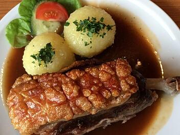 Die Schweineschulter hei&szlig;t in Bamberg "Sch&auml;uferla" und geh&ouml;rt zur Stadt wie die Wurst zum Brot. Foto: Symbolbild, Hofbauer