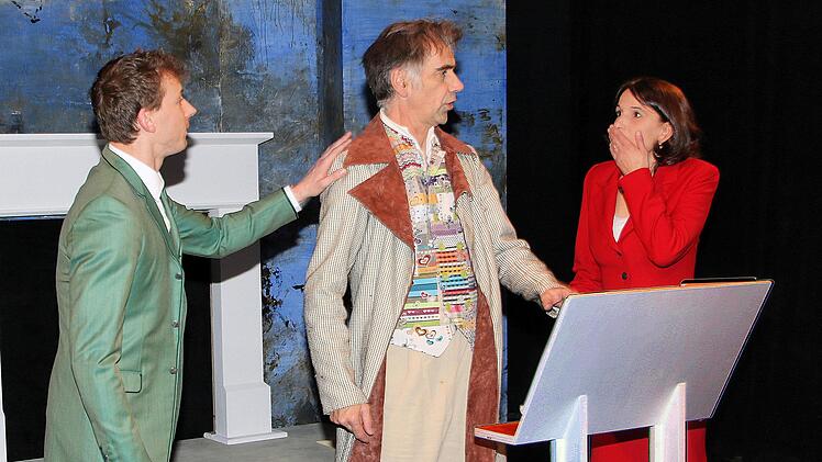 Mit viel Witz und Humor stellten Benjamin Jorns, Ingo Pfeiffer und Susanne  Pfeiffer das Theater Schloß Maßbach vor.  Dieter Britz